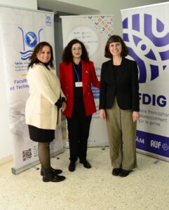 De gauche à droite, les cochercheuses de l’OFDIG, Omayma Achour, Aïcha Bouchara, et la codirectrice de l’OFDIG Caterine Bourassa-Dansereau, lors des journées d’études internationales au Maroc.